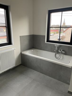 Drie slaapkamer EENGEZINSWONING met garage & tuin - Photo 1