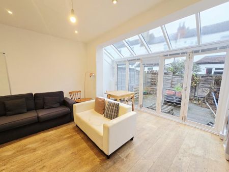 4 bedroom flat to rent - Photo 2