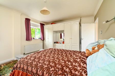 Warren Rise, Frimley - 4 bedrooms Property for lettings - Seymours - Photo 4