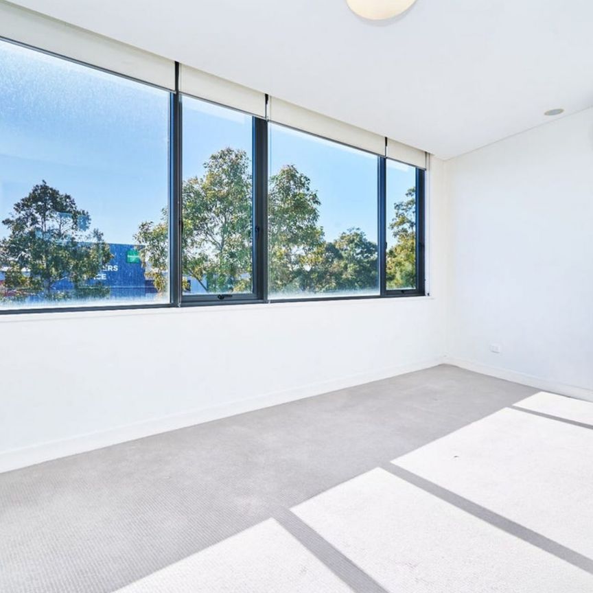 EAST FACING 3 BEDS WITH 2 CARSPACES - Photo 1