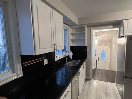 For Lease - 30 Salisbury Circle, Brampton, Ontario - Photo 4