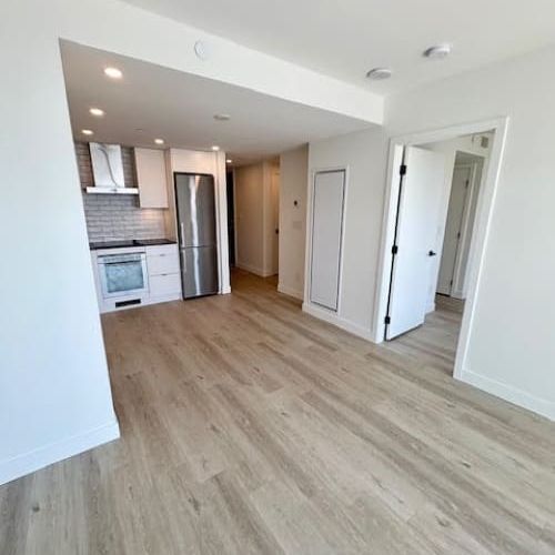 LAKEVIEW AT BROOKLYN! 1 Bdrm PLUS Den - Photo 1