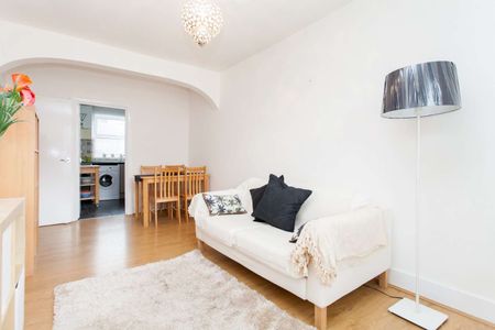 Beautiful one bedroom Victorian flat, situated in the centre of Victoria Park Village. - Photo 5