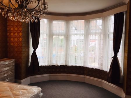 5 Bed Semi-Detached House, Berkshire Gardens, N13 - Photo 4