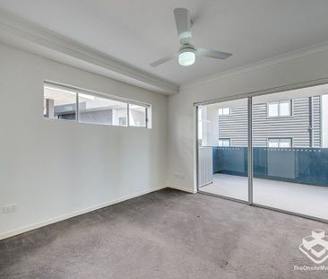 Furnished Spacious unit with park & city view - Photo 3