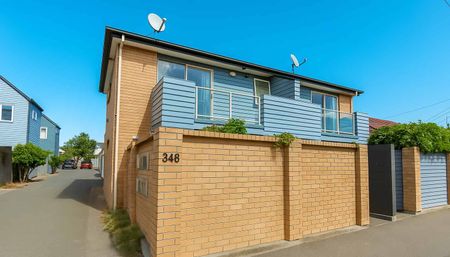 Sunny Townhouse in Prime Central Location - Photo 3