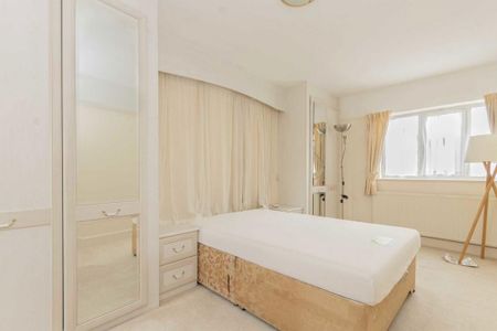 3 bedroom flat to rent - Photo 3