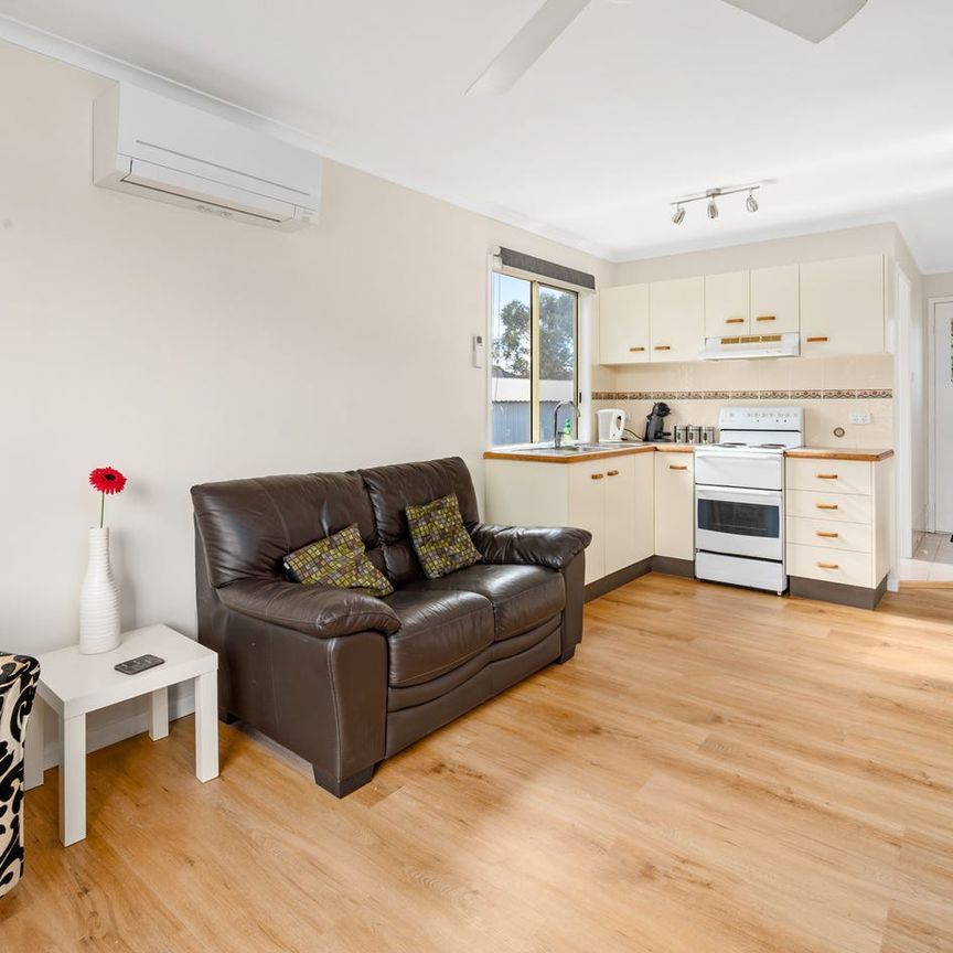 Light-Filled, Newly Refurbished 2-Bedroom Cottage - Photo 1