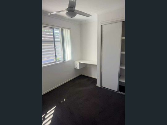 Modern Townhouse with Pool Access, 2.5 Bathrooms & Air Conditioning | $620 Per Week - Photo 1