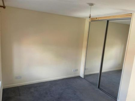 2 bedroom end of terrace house to rent - Photo 4