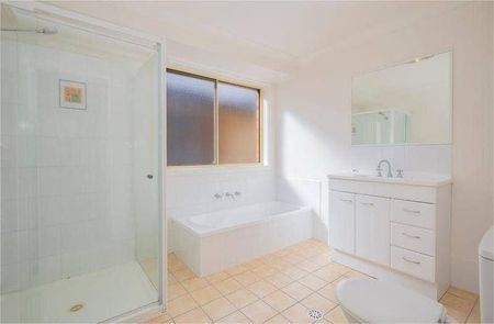 3 bedrooms - 3 bathroom townhouse in great location - Photo 2