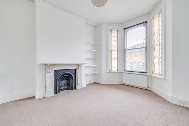 Families or maximum 2 sharers. A spacious and newly refurbished three double bedroom lower ground floor apartment. EPC rating D - Photo 1