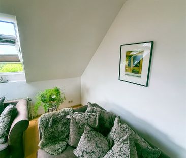 Gemütliche 2-Zimmer-Dachgeschosswohnung mit Balkon und Einbauküche - Photo 3