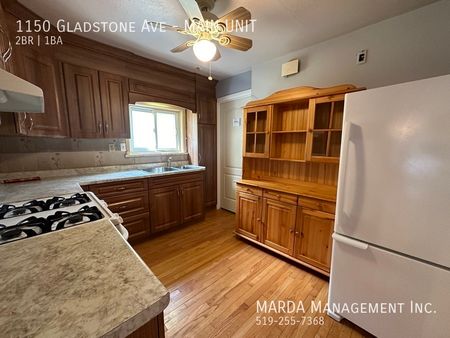 CLASSIC SPACIOUS 2+1BED/1BATH MAIN UNIT +60% OF UTILITIES - Photo 4