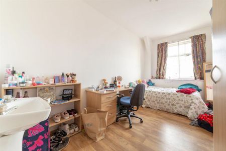 4 bedroom apartment to rent - Photo 3