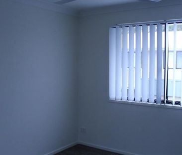 SPACIOUS FULLY AIRCONDITIONED FAMILY TOWNHOUSE IN SOUTH GLADSTONE - Photo 3