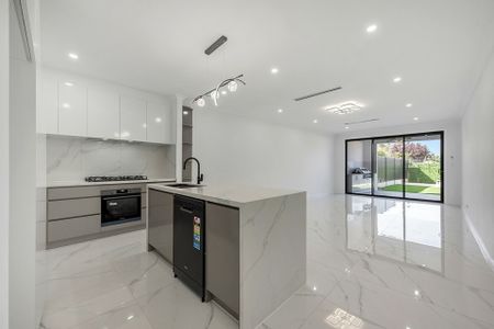 Sophisticated Newly Built Home - Photo 2