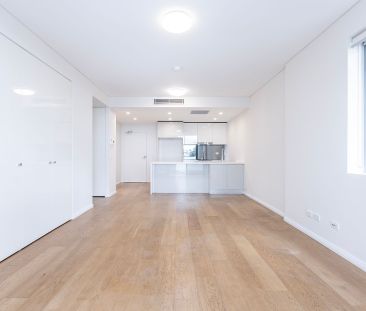 Two Bedroom Security Apartment With Parking - Photo 3