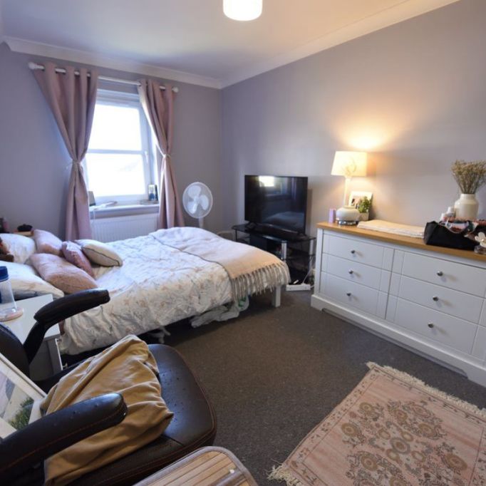 2 bedroom Flat in Montagu Drive, Leeds - Photo 1