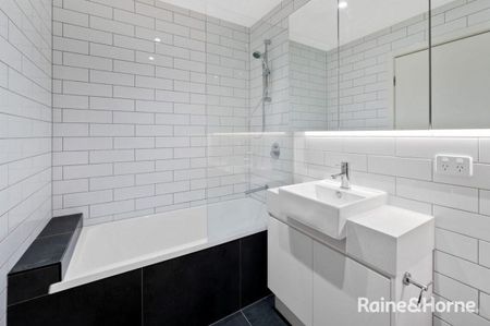 Top-Floor Luxury Unit with Ducted Air Conditioning - Photo 2