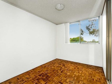 Perfect Two Bedroom Apartment - Photo 2