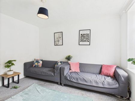 5 bedroom semi-detached house to rent - Photo 2