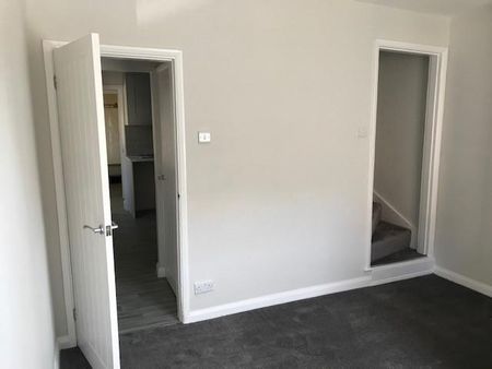 2 bedroom end of terrace house to rent - Photo 4