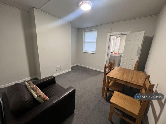 3 bedroom end of terrace house to rent - Photo 1