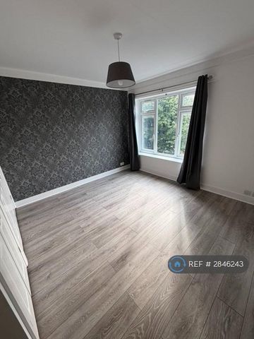 3 bedroom flat to rent - Photo 4