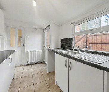 3 bedroom terraced house to rent - Photo 5