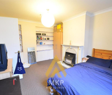 5 bedroom end of terrace house to rent - Photo 4