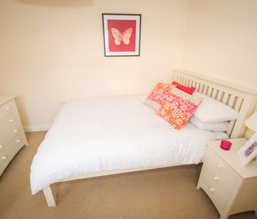 Spacious Double in Award Winning Jennetts Park - Photo 5