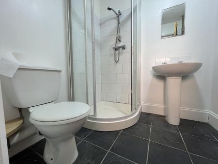 1 bedroom in a house share to rent - Photo 3