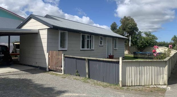 Three bedroom home - West side! - Photo 1