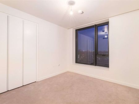 A fantastic 2 bedroom apartment in the iconic Television Centre development - Photo 2