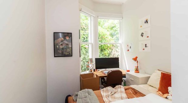 Sunny Kelburn Flat - 5 Bedrooms + Second Living or 6 Bedrooms - Photo 1