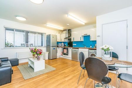 4 bedroom flat to rent - Photo 2