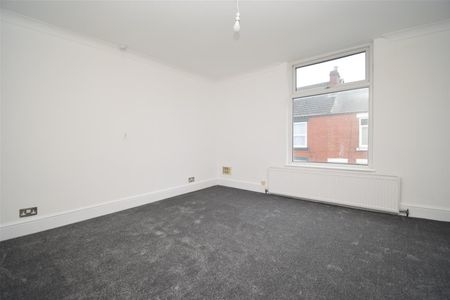 West Street, Wakefield, West Yorkshire - Photo 4