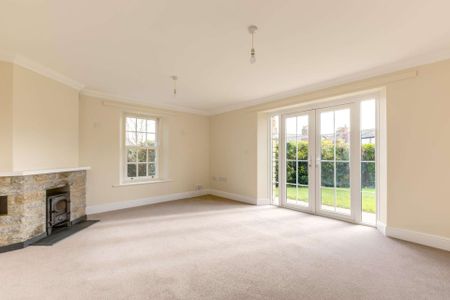 Please email to register your interest and complete a pre-viewing application - four bedroom detached house located in the village of Paul. Close to Mousehole a - Photo 4