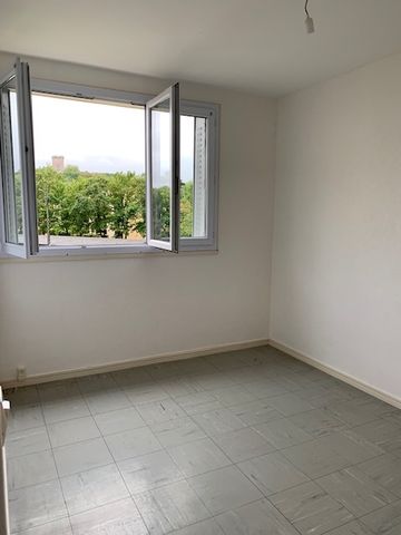 T4 de 67 m² - 82 rue du beugnon Montbard - Photo 2