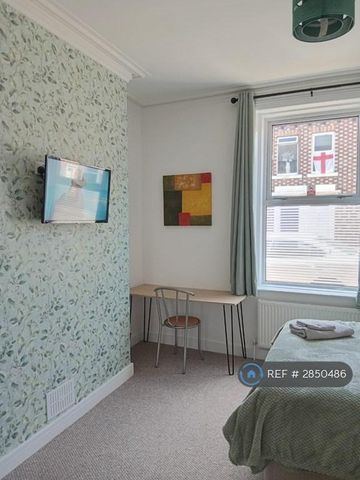 1 bedroom in a flat share to rent - Photo 5