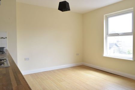 Two Bedroom Flat- Walk to Kings Chase Shopping Centre - Photo 3