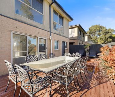 Modern comfort and space in a quiet court location - Photo 6