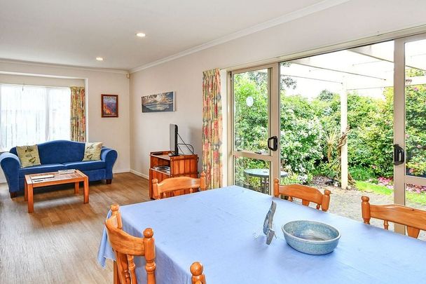Charming 3BR Wattle Downs Retreat - Photo 1