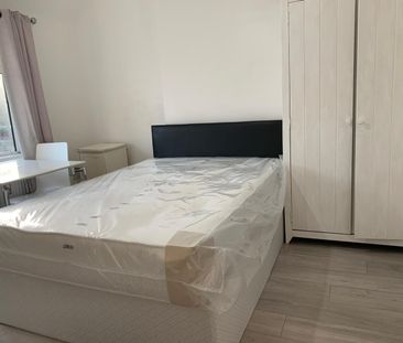 Room in a Shared House, Crest Road, NW2 - Photo 4