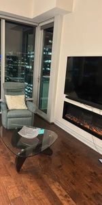 Stunning 1 bed, 1 bath + Den Furnished Apartment in Downtown Toronto, - Photo 4