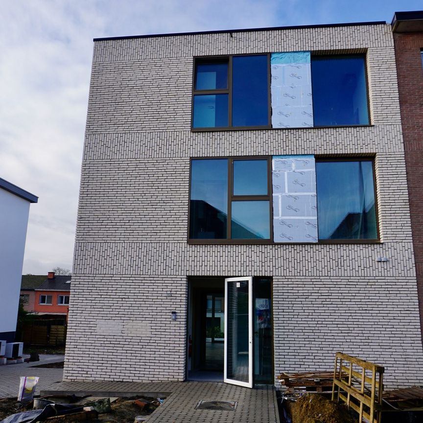 Nieuwbouw gelijkvloersappartement met 2 slaapkamers en tuin. - Photo 1