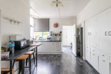 Spacious 4 bed on Dalrymple! - Photo 5