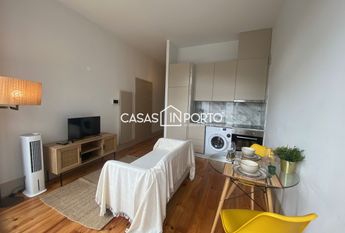 Apartamento T0+1 para arrendamento na Rua Santa Catarina, Porto