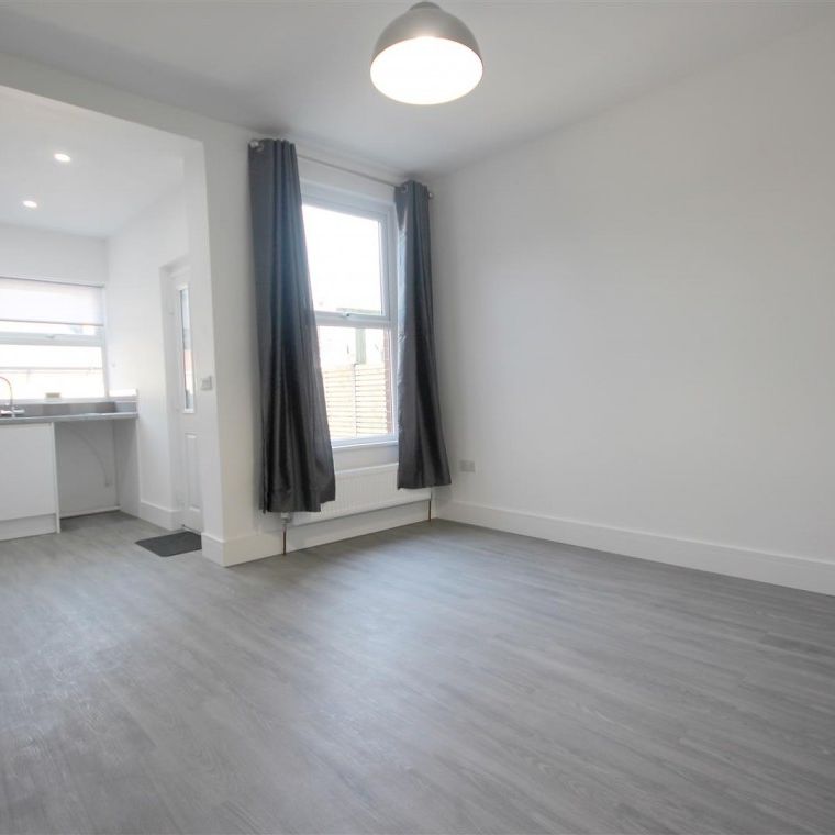 3 Bedroom House - Mid Terrace To Let - Photo 1